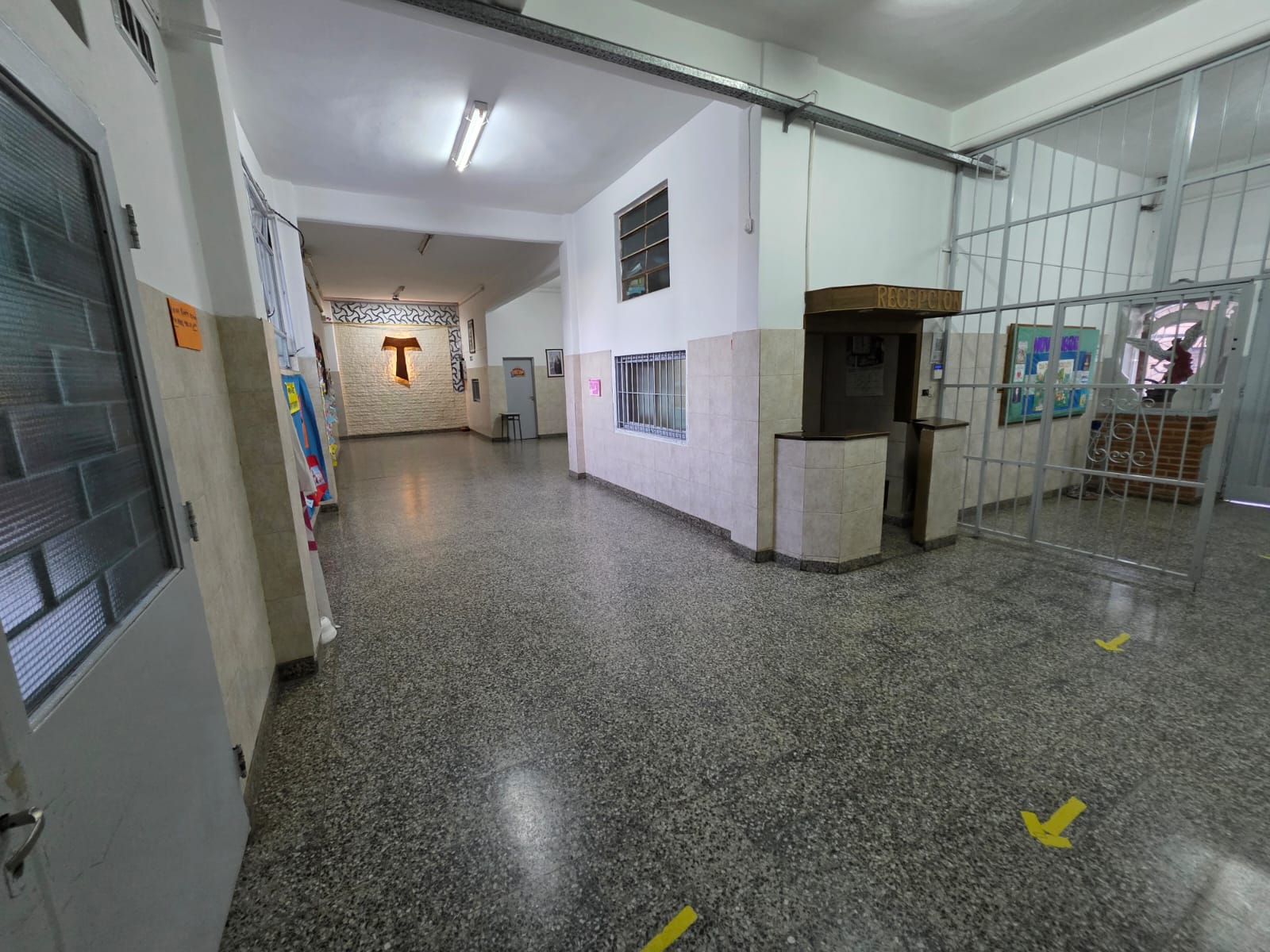 Espacio con cruz Tau en el colegio